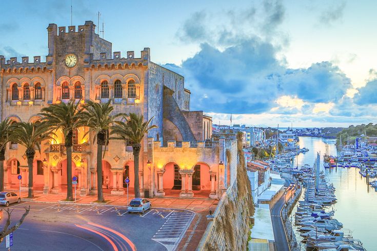 Eine Stadtansicht von Ciutadella auf Menorca mit einer Kathedrale.