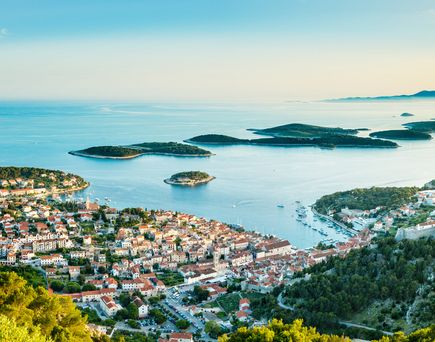 Kroatien Strand Urlaub Blick über Hvar und vorgelagerte Inseln