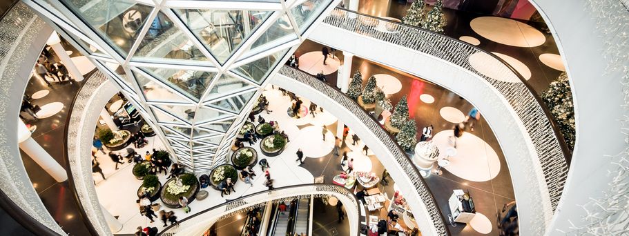 Shopping in Deutschland Blick in ein Einkaufszentrum