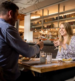 Paar beim Essen in Whistler im Restaurant