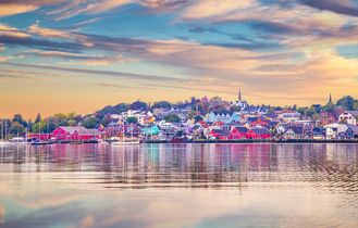 Blick über das Wasser auf das malerische Stadtbild von Lunenburg