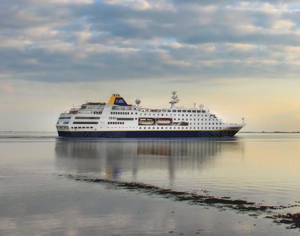 MS Hamburg Blick auf das Schiff mitten auf dem Meer