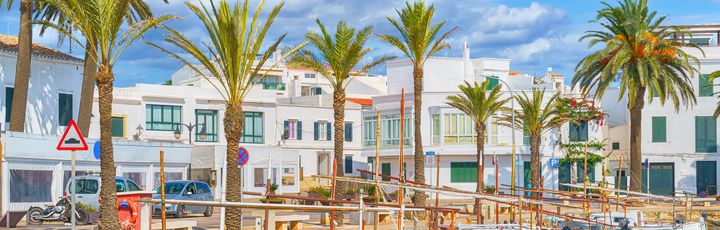 Blick auf den kleinen Hafen von Fornells.