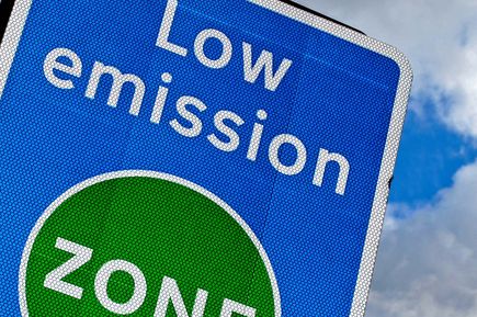 Ein blaues Schild mit der Aufschrift "Low Emission Zone".