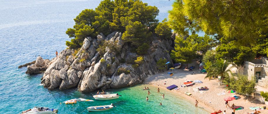 Kroatien Strand Urlaub Dalmatien Bucht mit Badenden und Booten