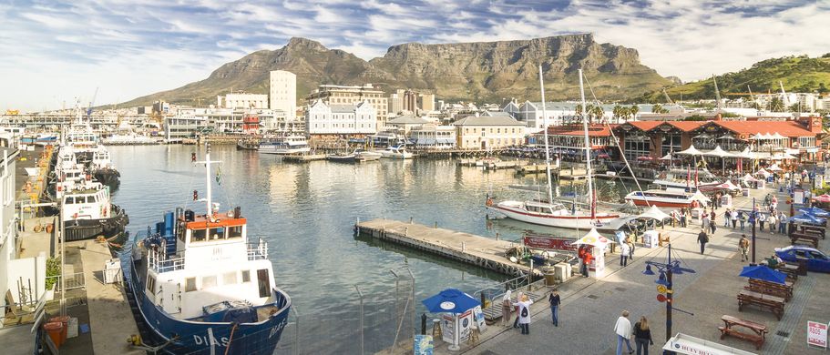 Victoria & Alfred Waterfront mit mächtigem Tafelberg