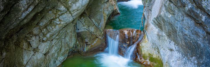 Blick auf einen Wasserfall.