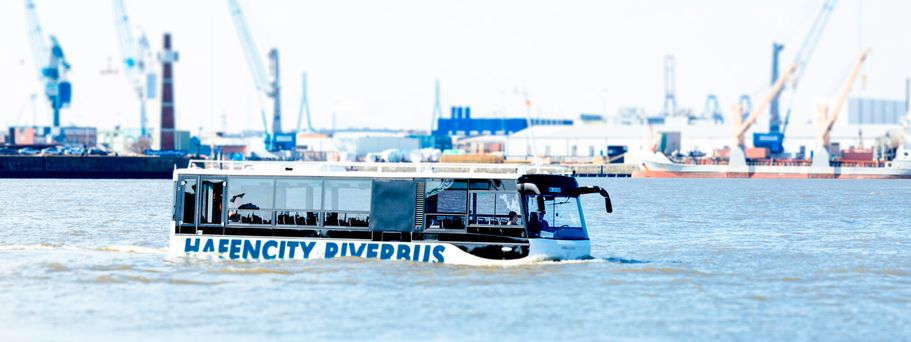 Hamburg Stadtrundfahrt Städtereisen Urlaub Amphibienbus im Fluss