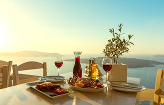 Gedeckter Tisch vor Mittelmeerküste in Griechenland