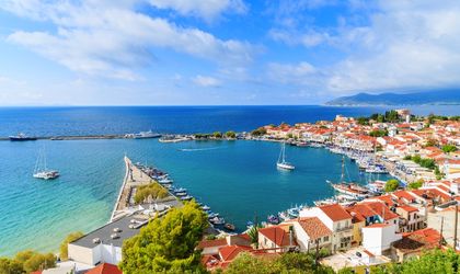 Eine Hafenstadt mit vielen Booten und Gebäuden.