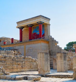 Blick auf den Palast von Knossos mit seinen roten Säulen auf der Insel Kreta