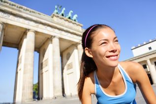 Läuferin lächelt nach Lauf in Berlin