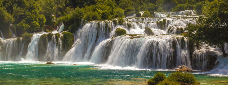 Kroatien Nationalparks Urlaub Fluss in grünem Tal