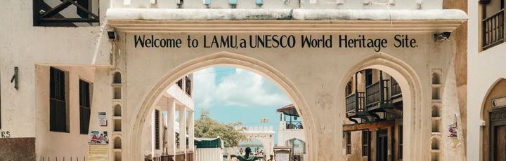Touristen am Eingang der Altstadt von Lamu in Lamu Island