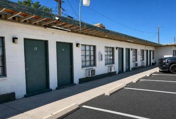 Hotel, Carl's Motel