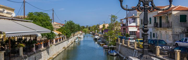 Lefkimme Blick auf Kanal mit Booten