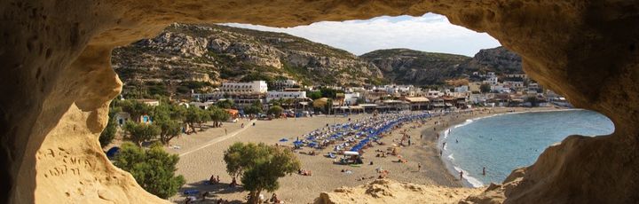 Eine Höhle mit einem Eingang zum Meer.