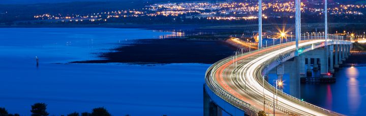 Blick auf die Kessock Bridge bei Dämmerung.