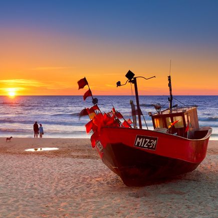 Boot am Strand im Sonnenuntergang