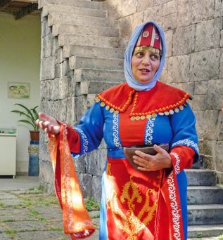Armenische Frau in Tracht