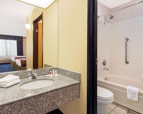 Ramada by Wyndham Kent Seattle Area-3