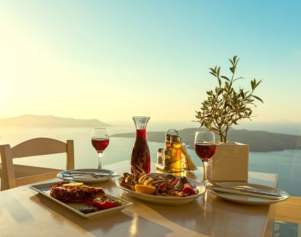 Ein Tisch mit Speisen und Getränken im Freien.