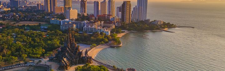 Heiligtum der Wahrheit, Pattaya, Thailand, Holztempel am Meer bei Sonnenuntergang am Strand von Pattaya