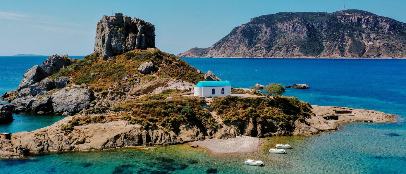 Eine kleine Insel mit einer Kirche auf einem Felsen.