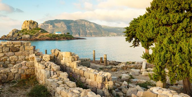 Eine Küstenlandschaft mit einem Strand und einem Leuchtturm.