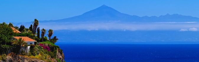 Küste der Insel La Gomera mit Teide im Hintergrund