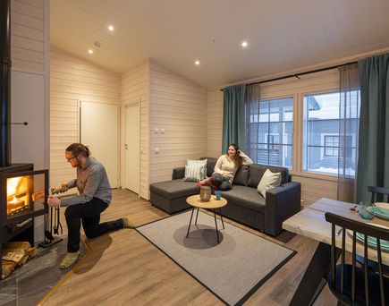 Wohnbereich mit Sofa und Kamin mit zwei Personen 