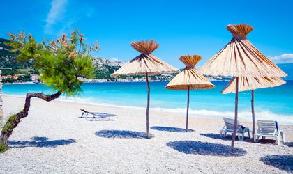 Kroatien: Strandurlaub Strand mit Sonnenschirmen