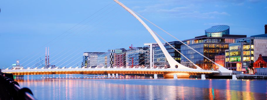 Die Samuel Beckett Bridge in Dublin, Irland, bei Nacht.