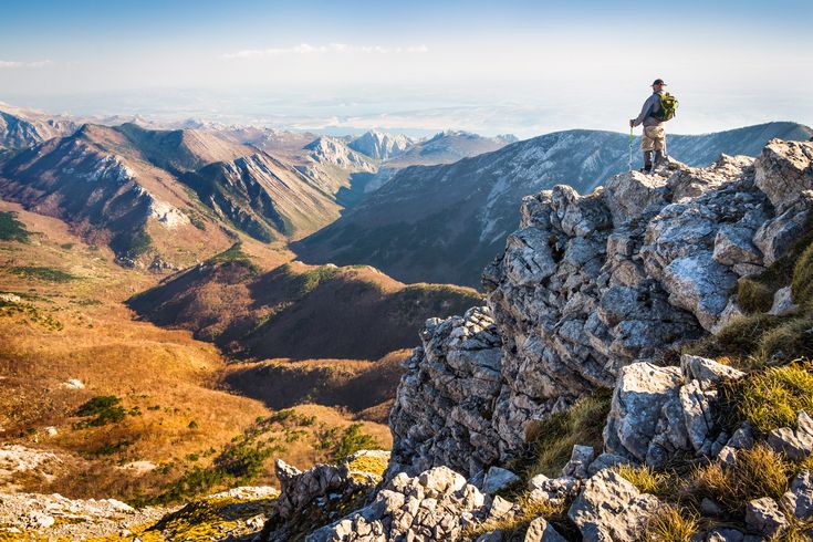 Eine felsige Landschaft mit Bergen und einem Tal.