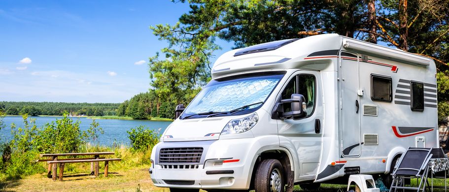 Info Camper Handbuch Wohnmobil Urlaub Wohnmobil am Ufer eines Sees