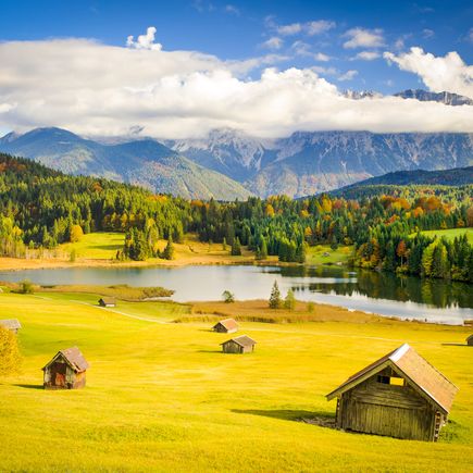 Ferienhaus Urlaub Deutschland Allgäu Panoramablick über Almwiese und Berge