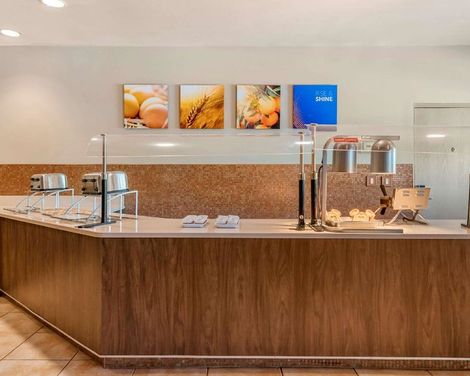 Comfort Suites Maingate East-3