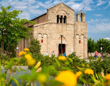 Eine Basilika mit einer einfachen Fassade und einem Glockenturm.
