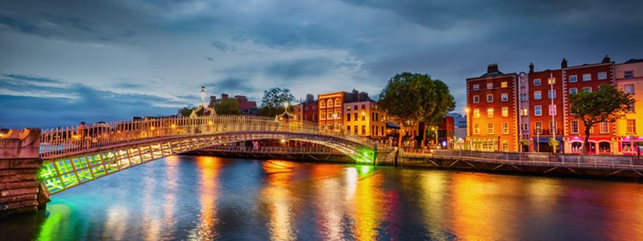 Ha’penny Bridge in Dublin bei Nacht
