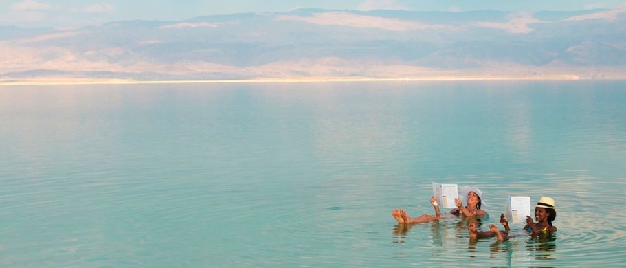 Schwimmende Frauen im Toten Meer