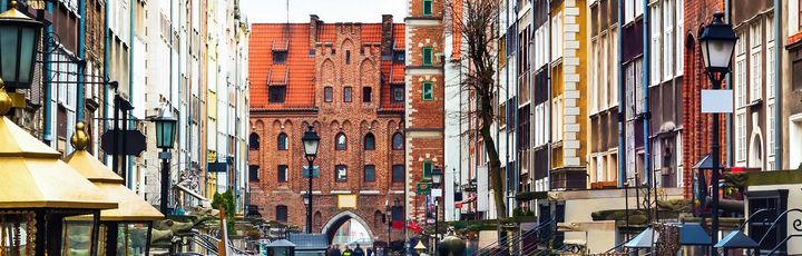 Eine enge Gasse in Danzig, Polen, mit bunten Gebäuden.