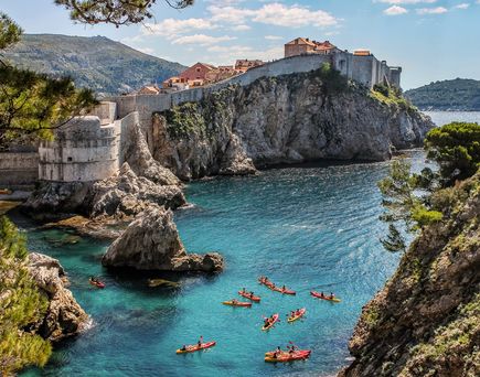Kajakfahrer in eine Bucht vor Dubrovnik