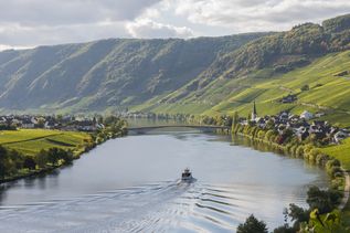 Panorama einer Landschaft mit einem Fluss