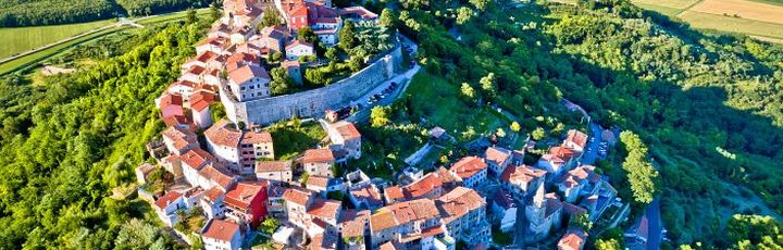 Eine Luftaufnahme einer Stadt mit roten Dächern.