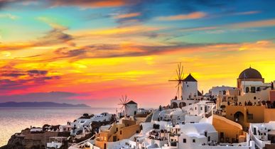 Eine Stadtansicht von Oia auf Santorini bei Sonnenuntergang.