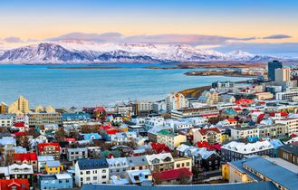 Eine Panoramablick auf Reykjavik, Island, mit bunten Häusern.