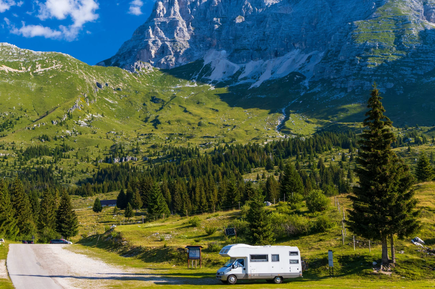 Camper steht an einer Straße in den Schweizer Alpen 