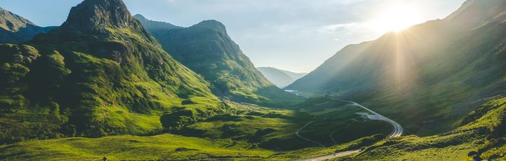 Blick über die traumhafte sonnige grüne Berglandschaft.