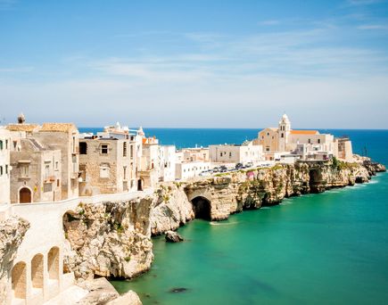 Eine Hafenstadt mit vielen Booten und Gebäuden.