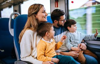 Familie in der Bahn